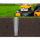 Rögzítése hegyes végű, lándzsaformájú fém konzollal.