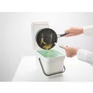 A spatula rugalmas szilikon feje 280°C-ig hőálló, így biztonságosan használható tapadásmentes felületeken, karcmentesen.
