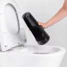 Öntse ki a felgyülemlett vizet a WC-kefe házából.