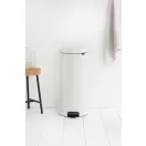 A fehér szín elegáns megjelenést kölcsönöz a 30L-es pedálos kukának.