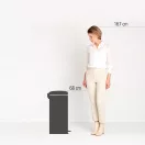 A termék kényelmesen elérhető magassággal rendelkezik