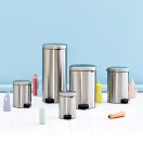 A rozsdamentes acél szemetesek modern, kissé futurisztikus hatást keltenek