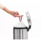 Zárópánttal könnyen zárható és kiemelhető a hulladékgyűjtő zsák.