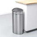 Sík hátfalának köszönhetően helytakarékos.