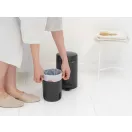 A Brabantia NewIcon pedálos hulladékgyűjtő matt fekete színváltozata különleges megjelenést kölcsönöz bármely helyiségnek.