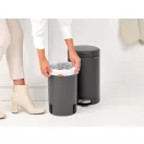 Ha a gyári PerfectFit méretpontos szemeteszsákot használja, akkor a széle nem fog kilátszódni a fedő alól.