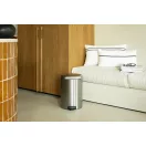 A Brabantia NewIcon pedálos hulladékgyűjtő a modern otthonok tökéletes kiegészítője.