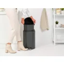 Kiemelhető, így könnyen tisztítható szemetes tartály.