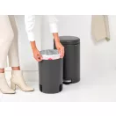 A belső tartályra anélkül illeszthető a PerfectFit Y méretű szemeteszsák, hogy kilógna a lezárt fedő alól.
