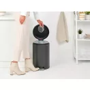 Pedállal könnyedén és higiénikusan nyitható a fedél.