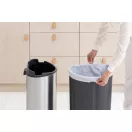 Válassza az L méretű PerfectFit, tökéletesen passzoló szemeteszsákokat az ovális kuka mellé.
