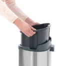 A fedél levételét követően könnyen hozzáférhetővé válik a belső 40L-es tartály.