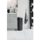 Tolja rá a konyha munkapult oldalára.