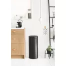 Elegáns matt fekete burkolata jól illeszkedik modern otthonokba.