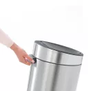 Emelést megkönnyítő fül.
