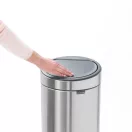 Nyomásra felnyíló fedő.