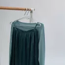 Csúszásgátló mélyedésnek köszönhetően mindig rendezettek lesznek a ruhái.