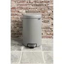 Elegáns, betonszürke ásványi textúrájú 12 literes Brabantia NewIcon hulladékgyűjtő.