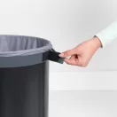 Tépőzár rögzíti a szennyesgyűjtő zsákor a tartóra.