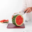 A Brabantia Tasty+ szakácskés (sötétszürke) a konyha sokoldalú munkatársa – precíz szeleteléshez, felaprításhoz zöldségről húsra, valamint gyenge és keményebb hozzávalókhoz is ...