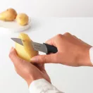 A Brabantia Tasty+ sötétszürke hámozókés ideális társ az aprólékos konyhai munkákhoz: uborka, gyümölcsök, burgonya hámozásához, tisztításához és vágásához.
