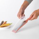 A hozzá tartozó védőborítás óvja az éles pengét és a kezeket a tárolás során, így nem kell attól tartani, hogy sérülés történik a fiókban.