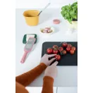 A Brabantia Tasty+ durva reszelő terrakotta rózsaszín borítással a mindennapi konyhai munkák egyik legpraktikusabb segítőtársa.