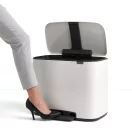 Könnyen működtethető pedálos nyitómechanizmus.