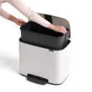 A kiemelhető vödörnek köszönhetően könnyű a tisztítás.