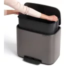 Könnyen kivehető műanyag tartálynak köszönhetően egyszerű a szemeteszsák cseréje.