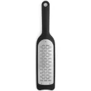 A Brabantia Tasty+ szeletelő reszelő sötétszürke színben tökéletes választás kemény sajtokhoz (pl. parmezán), zöldségekhez (uborka, répa) és desszertfeltétekhez (csokipehely). 