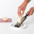 A stabil, csúszásmentes alap és a hátoldali bordázat segítségével a reszelő szilárdan simul bármely tál vagy edény szélére – még nagyobb kontrollt nyújtva használat közben .