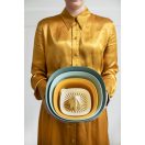 Öntőperemmel, a készlet táljainak és szűrőjének speciális széle, amely biztosítja a folyadékok pontos és cseppmentes kiöntését.