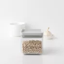 Az egymásra rakható és négyzet alakú design segít optimalizálni a tárolóhelyet a konyhában.