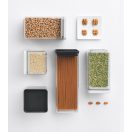 Az egymásra rakható kialakítás segít optimalizálni a tárolóhelyet, míg az átlátszó test lehetővé teszi a tartalom gyors azonosítását.