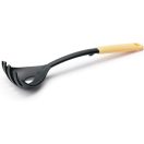 A tálalókanál villás fejrésze biztos fogást nyújt a főtt tésztákhoz, még a csúszós spagetti is könnyen kiemelhető vele.