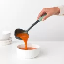 Az integrált pihenőrésznek köszönhetően a kanál nem csúszik be az edénybe, és nem hagy nyomot a munkafelületen.