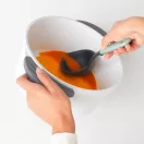 A kényelmes, csúszásmentes markolat ergonomikus kialakítású, és bal- és jobbkezesek számára egyaránt kézre áll.