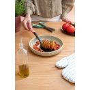 A meleg terrakotta rózsaszín színvilág eleganciát és játékosságot visz a konyhába, tökéletes harmóniát alkotva más konyhai eszközökkel és edényekkel.