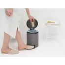 Modern betonszürke ásványi textúrájú Brabantia NewIcon 5L-es hulladékgyűjtő