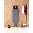 A stabil, fekete szénacél vázszerkezet rendkívüli tartósságot biztosít, míg a csúszásmentes talprészek garantálják, hogy a vasalódeszka stabilan álljon bármilyen padlófelületen.