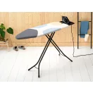 A Brabantia Solid Steam Iron Rest C méretű vasalódeszka prémium tulajdonságaival és átgondolt kialakításával teszi könnyebbé az Ön számára ezt a házimunkát.