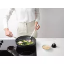 A rugalmas, hőálló (max. 280 °C) szilikon fej nem károsítja a tapadásmentes bevonatokat.