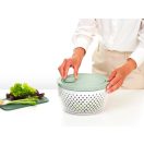 Tegye rá a fedelet, és használja a beépített mechanizmust a centrifugázáshoz. A pontos működési mód a terméktől függ, de általában egy könnyen kezelhető forgómechanizmus indítja...