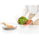 A centrifugálás során a víz kicsapódik a tál külső részébe. Távolítsa el a belső szűrőkosarat, és öntse ki a felesleges vizet a tálból.