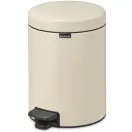 A Brabantia NewIcon Pedálkuka - 5 literes kapacitással és lágyan záródó fedéllel - tökéletes választás a kompakt helyiségekhez.