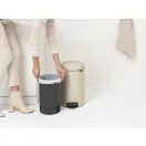 A prémium minőségű műanyag tartály könnyen kivehető és tisztítható.