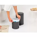 Használjon W méretű 5L-es PerfectFit szemeteszsákot a szemeteshez.