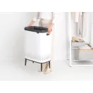 Igény esetén helyezze át a Laundry Bin-t a két oldalon található fogantyúk segítségével.