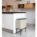 A világos bézs színű 36L-es szemetes egy modern, többnyire natúr színeket felvonultató konyhában